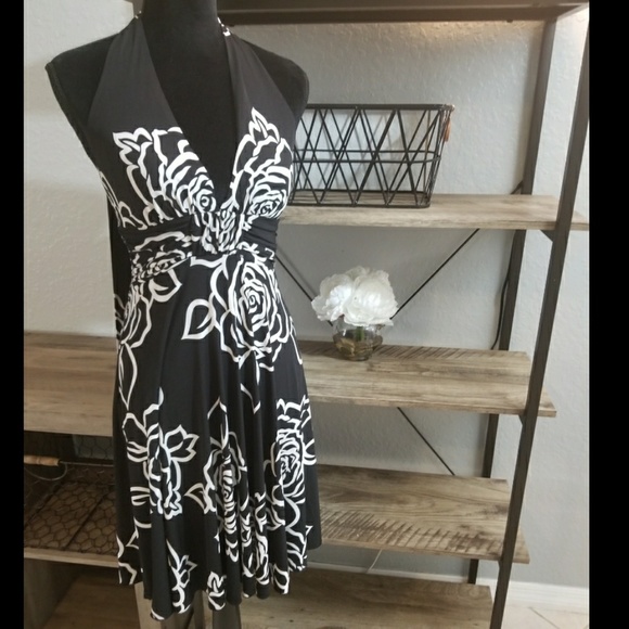 Charlotte Russe Dresses & Skirts - NWOT Floral halter dress